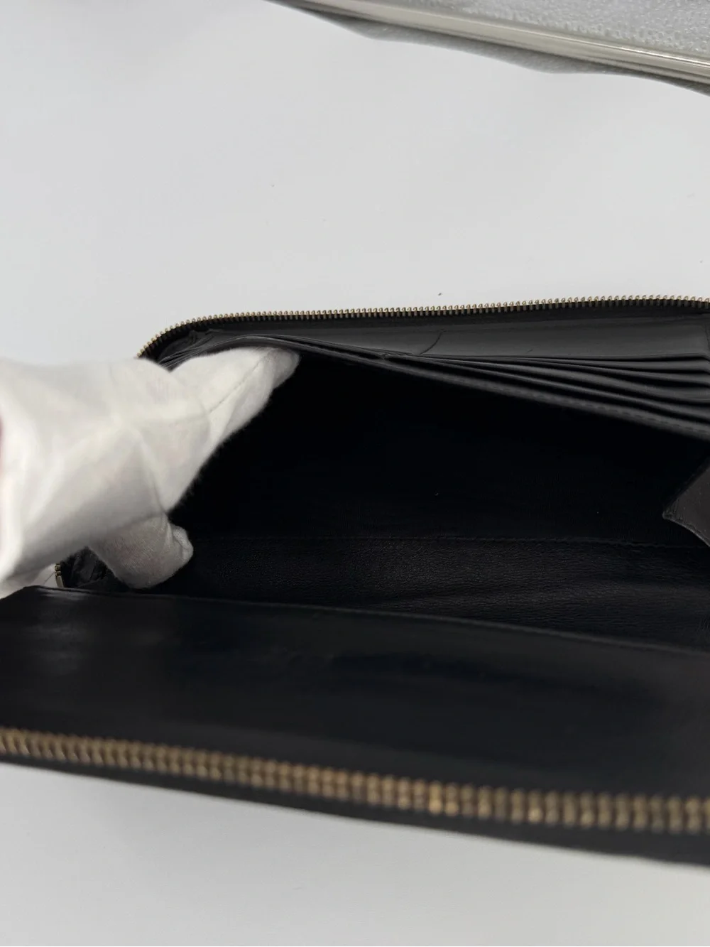 Gucci Black GG Embossed Zip-Around Organizer Wallet Good Condition - Picture 13 of 14